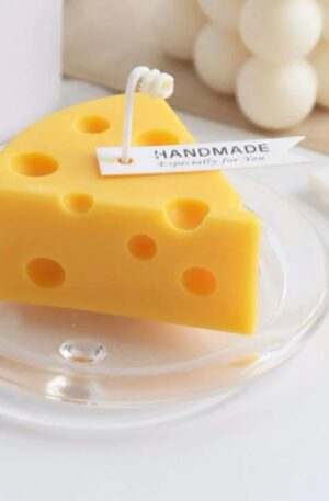 Vela artesanal hecha a mano con forma de queso, con etiqueta Handmade