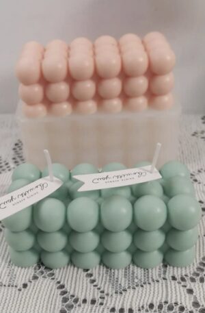 Velas artesanales con textura de burbujas en tonos pastel